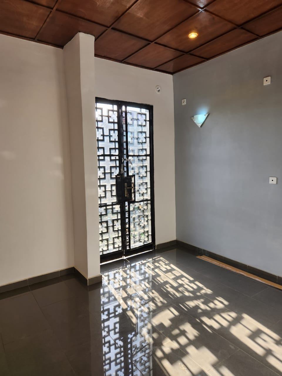Chambre avec porte-fenêtre
