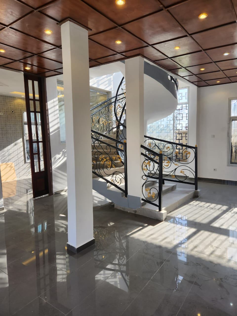 Séjour et escalier en fer forgé de la Résidence Eden