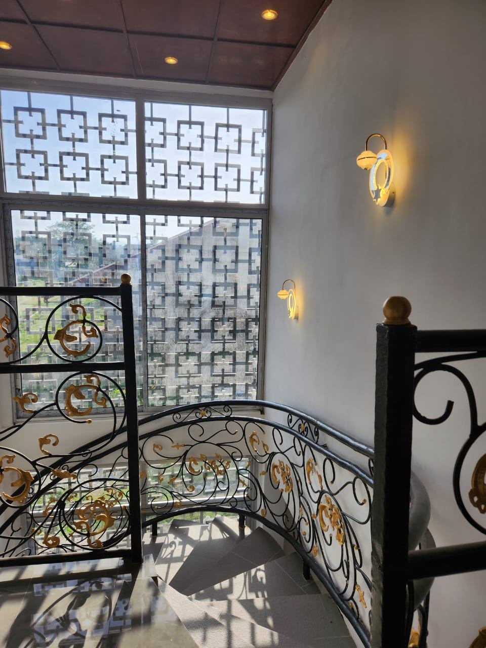 Palier et grande baie de l'escalier