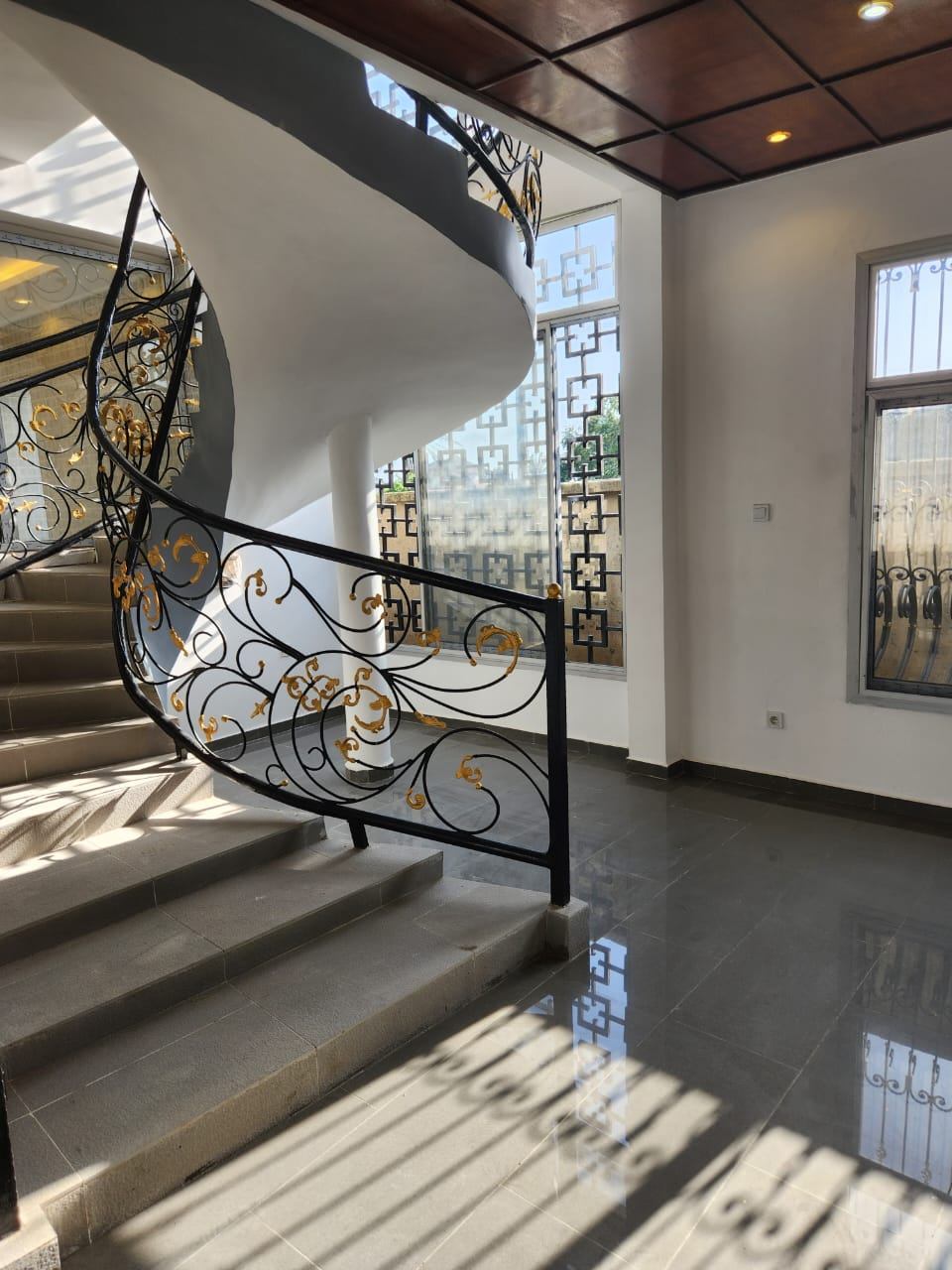 Escalier hélicoïdal et séjour