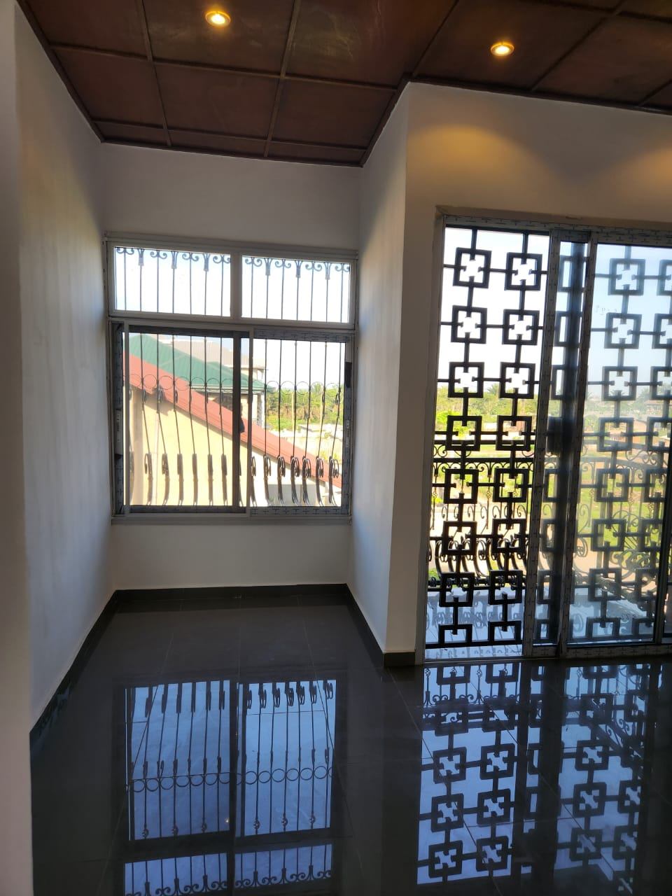 Chambre lumineuse avec baie vitrée sur balcon